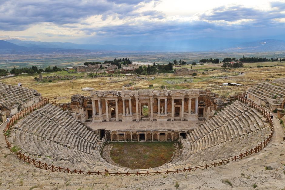 A view of the ancient Roman amphitheater in Hierapolis, Pamukkale, Türkiye, showcasing its grand structure.